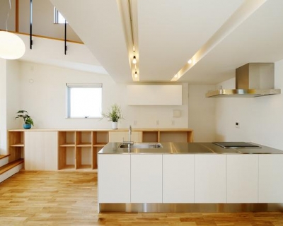 明るいオープンキッチン (『蒲郡・新井形の家』コンパクト&シンプルな住まい)