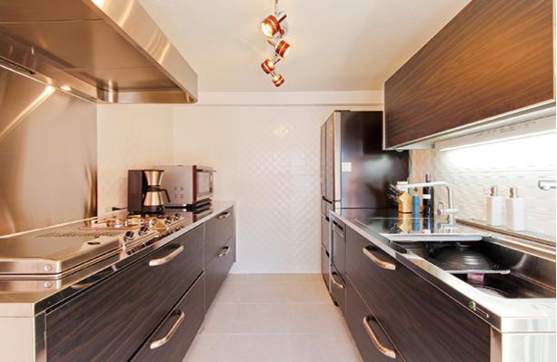 スタイリッシュなキッチン 素材や設備を吟味した高級シンプルモダン空間 キッチン事例 Suvaco スバコ