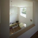 甲賀の家の写真 1階と2階を繋ぐ大きな室内窓
