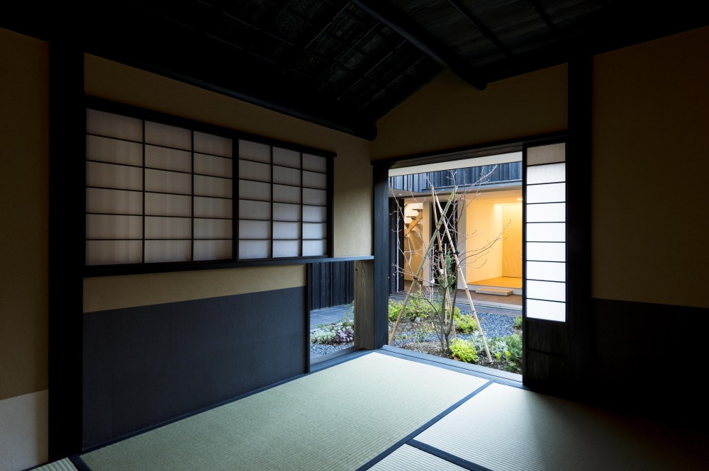 o house (茶室から中庭を見る（撮影：© 村井 勇）)