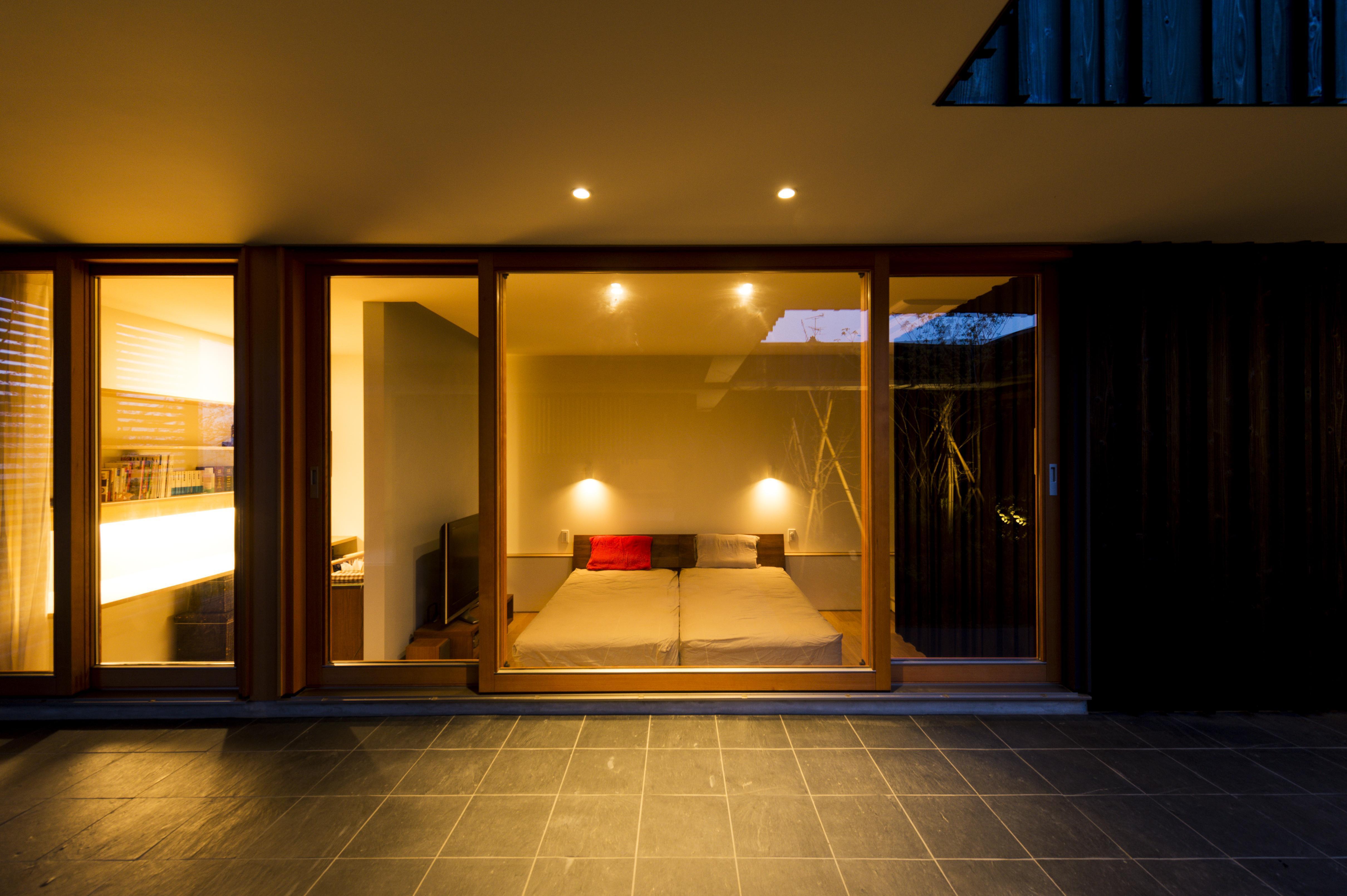 ベッドルーム事例：中庭から寝室を見る ( 撮影：© 村井 勇）（o house）