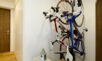 自転車が置ける玄関スペース｜I邸・斜めに配置したキッチンで、動きと変化を