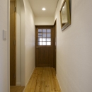 I邸・斜めに配置したキッチンで、動きと変化をの写真 LDKにつながる廊下