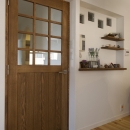 I邸・斜めに配置したキッチンで、動きと変化をの写真 こだわりのドアと飾り棚のニッチ