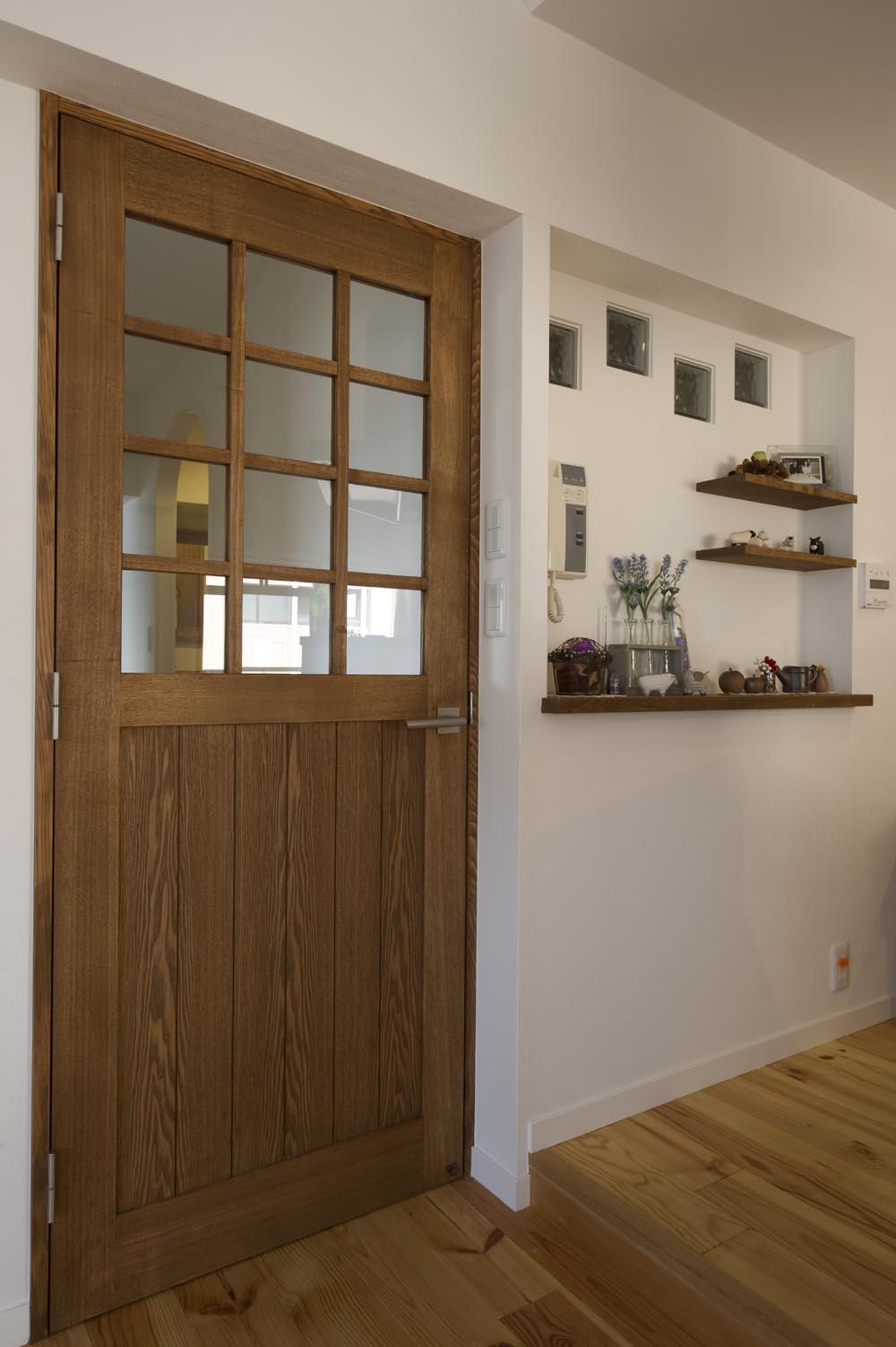収納事例：こだわりのドアと飾り棚のニッチ（I邸・斜めに配置したキッチンで、動きと変化を）