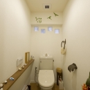 I邸・斜めに配置したキッチンで、動きと変化をの写真 ガラスブロックより光の入るトイレ