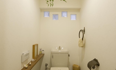 ガラスブロックより光の入るトイレ｜I邸・斜めに配置したキッチンで、動きと変化を