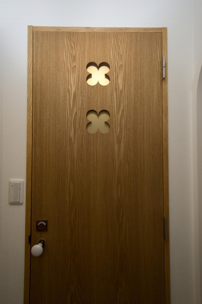 クローバー柄を取り入れたタモ材のドア (I邸・斜めに配置したキッチンで、動きと変化を)