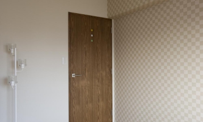 寝室-ベージュの市松模様のクロス｜I邸・斜めに配置したキッチンで、動きと変化を