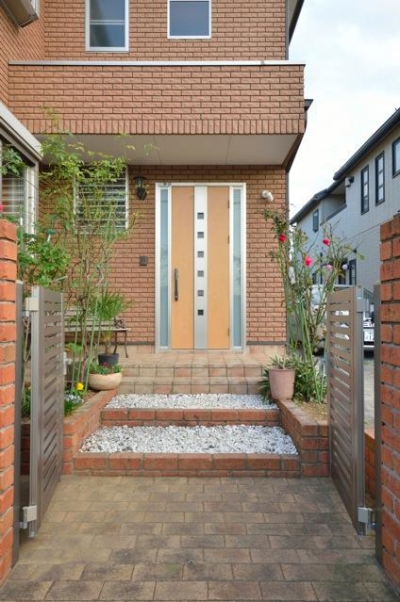 玄関アプローチをどうやって飾ろう？〜事例紹介｜SUVACO(スバコ) 