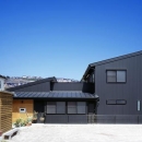 『鹿児島の黒い家』木の温もり感じる和モダン住宅の写真 黒い外観-南側