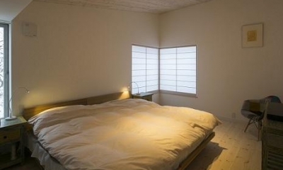 落ち着いた雰囲気のベッドルーム｜『軽井沢千ヶ滝の家』北欧スタイルの住まい