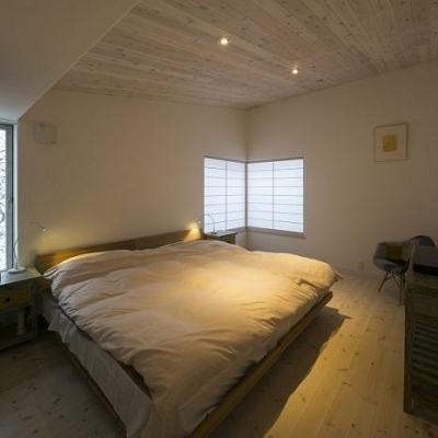 落ち着いた雰囲気のベッドルーム (『軽井沢千ヶ滝の家』北欧スタイルの住まい)