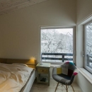『軽井沢千ヶ滝の家』北欧スタイルの住まいの写真 雪景色を楽しめるベッドルーム
