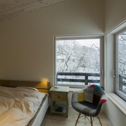 『軽井沢千ヶ滝の家』北欧スタイルの住まい (雪景色を楽しめるベッドルーム)