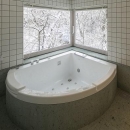 『軽井沢千ヶ滝の家』北欧スタイルの住まいの写真 雪景色を楽しめるバスルーム