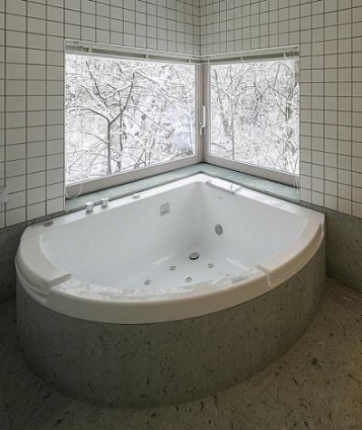 雪景色を楽しめるバスルーム (『軽井沢千ヶ滝の家』北欧スタイルの住まい)