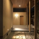 『稲里の家』薪ストーブと大きな吹き抜けのある住まいの写真 玄関アプローチ