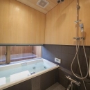 『稲里の家』薪ストーブと大きな吹き抜けのある住まいの写真 和モダンな浴室