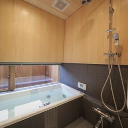 『稲里の家』薪ストーブと大きな吹き抜けのある住まい-和モダンな浴室