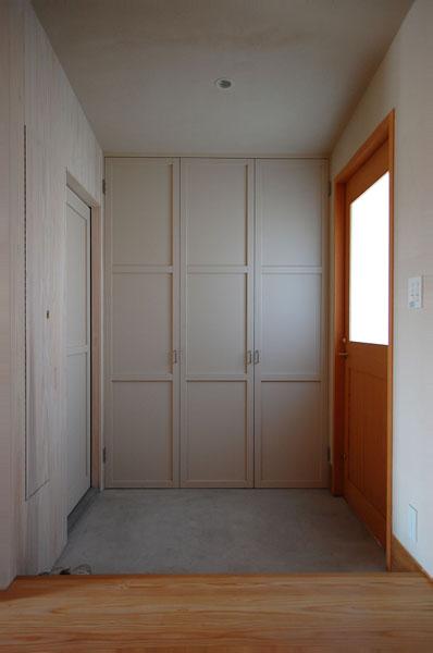 玄関事例：玄関-シンプルな壁面収納（長森の家）