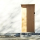 木造町の離れの写真 白い外壁に映える木製玄関ドア