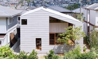 『コヤナカハウス』半屋外空間のドマがある家 (ガラスのない大きな窓が印象的な外観)