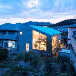 『コヤナカハウス』半屋外空間のドマがある家-コヤナカハウス-夕景