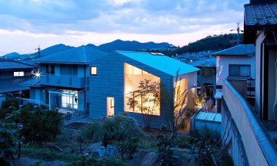 『コヤナカハウス』半屋外空間のドマがある家 (コヤナカハウス-夕景)