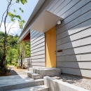 『コヤナカハウス』半屋外空間のドマがある家の写真 シンプルな玄関ポーチ