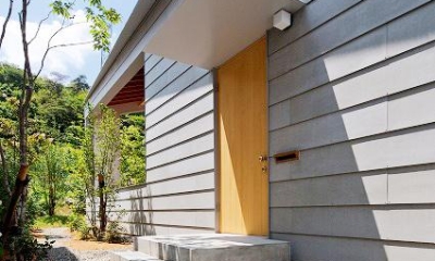 シンプルな玄関ポーチ｜『コヤナカハウス』半屋外空間のドマがある家