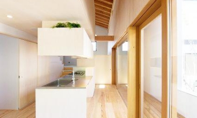 『コヤナカハウス』半屋外空間のドマがある家 (ダイニングよりキッチンを見る)