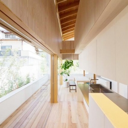 『コヤナカハウス』半屋外空間のドマがある家 (明るく開放的なダイニングキッチン)