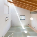 『コヤナカハウス』半屋外空間のドマがある家の写真 中2階の明るい和室