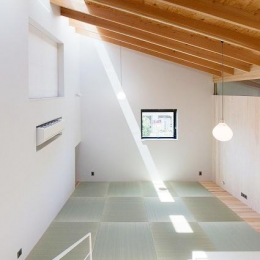 『コヤナカハウス』半屋外空間のドマがある家 (中2階の明るい和室)
