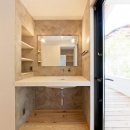 『コヤナカハウス』半屋外空間のドマがある家の写真 スタイリッシュな洗面スペース