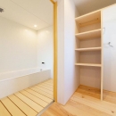 『コヤナカハウス』半屋外空間のドマがある家の写真 白と木目のコントラストが美しい浴室