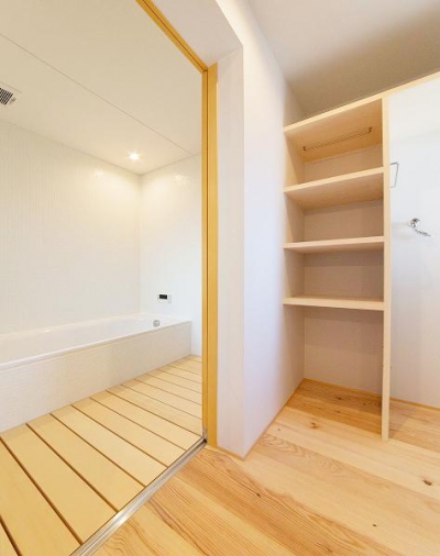 白と木目のコントラストが美しい浴室 (『コヤナカハウス』半屋外空間のドマがある家)