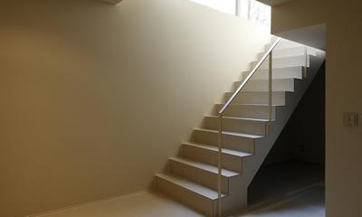 落ち着いた雰囲気の階段室｜名古屋市Ｙ邸・高級感と重層感を併せもつコートハウス住宅