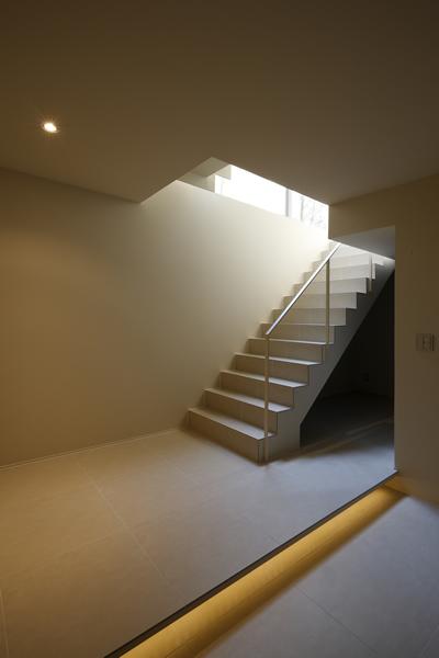 その他事例：落ち着いた雰囲気の階段室（名古屋市Ｙ邸・高級感と重層感を併せもつコートハウス住宅）