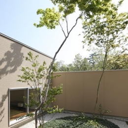 名古屋市Ｙ邸・高級感と重層感を併せもつコートハウス住宅 (緑を感じる植栽のコート)