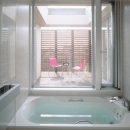 名古屋市Ｎ邸・リゾートホテル感覚の日常空間の写真 ガラス張りのバスルーム