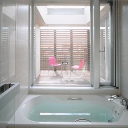 名古屋市Ｎ邸・リゾートホテル感覚の日常空間-ガラス張りのバスルーム