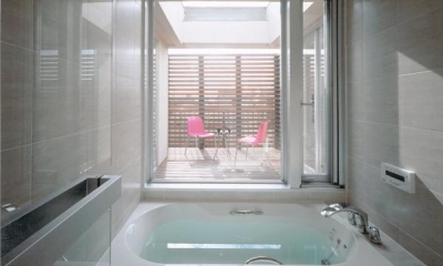 名古屋市Ｎ邸・リゾートホテル感覚の日常空間 (ガラス張りのバスルーム)