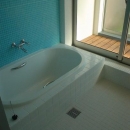 S邸・公園前の家Iの写真 ブルーのモザイクタイルが爽やかな浴室