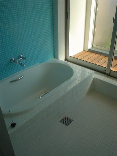バス/トイレ事例：ブルーのモザイクタイルが爽やかな浴室（S邸・公園前の家I）