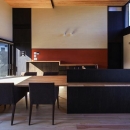 HOUSE YR　『アルプスを臨む家』の写真 モダンなダイニングテーブル付きキッチン