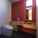 HOUSE YR　『アルプスを臨む家』の写真 オレンジが映えるトイレ空間