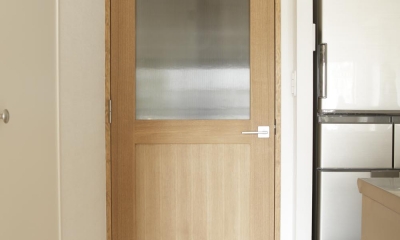 LDK入口-木製ドア｜O邸・シンプルナチュラルなあたたかさ