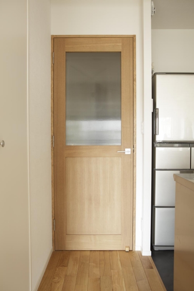 LDK入口-木製ドア (O邸・シンプルナチュラルなあたたかさ)